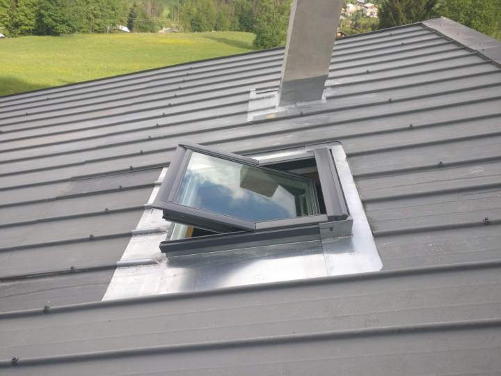 Installation de fenêtres Velux pour une lumière et une ventilation optimales