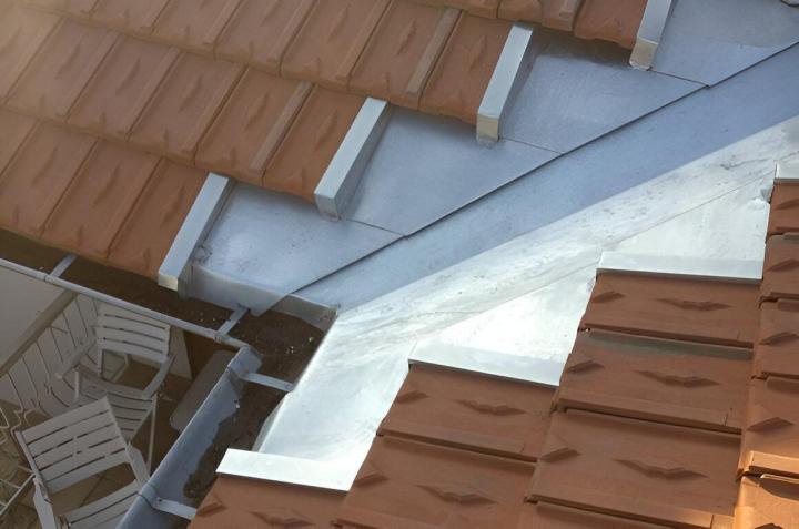 Installation et réparation de zinguerie pour une toiture parfaitement étanche